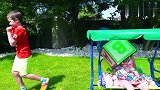 小萝莉玩积木充气玩具