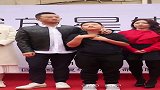 石头都快和他爸郭涛一样高了，一个动作看出他们的父子情