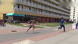 外国小伙街头作死恶搞，给路人剃头发，被抓到肯定暴打一顿