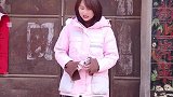 小雪的相亲对象出车祸受伤了，小雪想去看看他，但是妈妈不让去