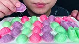吃冰冻彩色树莓冰块，运动鞋形状冰块，听沙沙沙的声音！