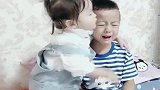 妹妹把哥哥咬哭了，接下来妹妹一个举动暖暖的，哥哥瞬间原谅她了