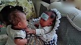 实拍奶奶带孙子的画面，前面抱一个后面还背一个，奶娘不容易