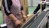 大姐每天的工作就是把纸巾打包，旁边的监工还有必要保留吗
