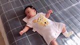 小宝宝躺在床上和外婆互动，两个人一唱一和的好可爱，小模样好萌