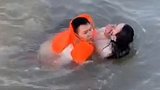 重庆：女子江中溺水一动不动，陌生人跳江将其救起