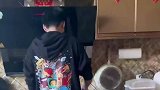 儿子凌晨五点起床，给同学做便当，妈妈看见后醋意满满