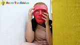 姐姐在看电视，妈妈送给她们彩色面具，一起玩游戏