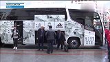 皇马赛前抵达客场酒店 C罗现身拉莫斯淡定致意球迷