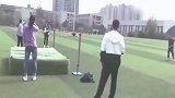 不会跳高的同学，强行被推上场比赛，结果却成了全校红人