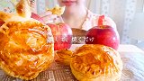 美女试吃热腾腾的自制酥脆苹果派