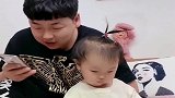 暖宝：爸爸，你的眼睛真小，不要“传染”给我！