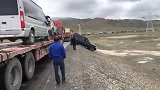 堵车是拦不住越野车的，车主把钱花在“刀刃上”