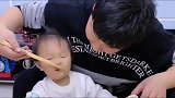 爸爸给两岁萌宝夹菜吃被嫌弃太臭，给你个眼神自己体会