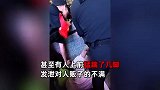 特警疑抓到人贩子，群众咬牙切齿纷纷帮忙，有人趁乱“赏”了几脚