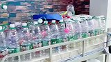 高校毕业生半年攒300多个塑料瓶送给保洁阿姨