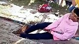 拔河比赛为什么要往后倾斜呢？