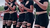 五朵金花穿高跟鞋跳广场舞，这裤子好性感啊