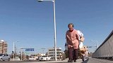 流浪狗被独居奶奶收养，每天一起收废品为生，彼此相依为命十多年
