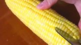 来看看大厨是怎么切玉米粒的，切出来的玉米很整齐，完美的刀工！