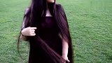 女子头发又长又滑顺，披着长发的时候，美得像公主