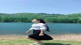 偶遇一位美女在江边漫步，头发被微风吹起的样子，好美呀！