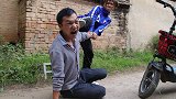 小伙碰瓷美女，没想美女是跆拳道高手，结果小伙惨不忍睹