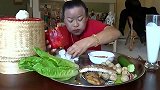 看看这个泰国女人怎么吃东西，吃的香喷喷
