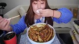 小姐姐吃面条，配着大块肥肉片，大口吃得诱人