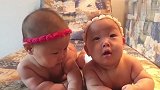 双胞胎小胖娃满身胖乎乎的小肉肉，笑呵呵的小样真让人看不够