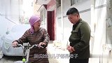 憨货上完厕所电动车不见了，边走边骂偷车贼，母亲听后哭笑不得