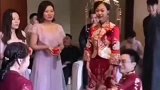 新朗接亲不理新娘，却径直扑向丈母娘，这是什么情况啊