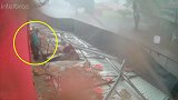 巴西：一钢制棚子突然倒塌，躲雨男子因拉着烧烤架奇迹逃生