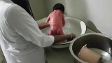 护士给新生宝宝洗澡！这哭声好洪亮啊！看着真可怜