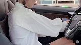 女司机停车豪横占俩车位