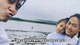 陈冠希晒女儿萌照 Alaia手捧彩虹雪糕模样娇憨