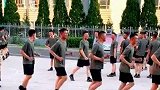 兵哥哥训练跑步时，萌娃意外闯入跟着一起，被孩子萌化了