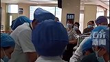 男子在医院大厅突然晕倒多名医生奋力抢救