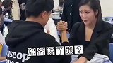 九零后女老师和学生掰手腕