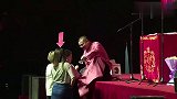 岳云鹏有多会占便宜，看见女模特直接上手，还要求和柳岩加吻戏