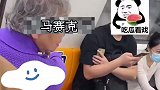地铁上，一老太太不让人玩手机，称：辐射到我了