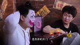 搞笑小故事：小伙用墓碑做房门，被家人发现后赶紧送回！