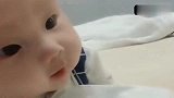 出去冲个奶粉，宝宝突然哭声没了！进来一看，自个在偷看我的电视