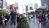 街头恐吓恶作剧，伪装成草人捉弄路人，美女被吓得大叫起来