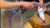 这杀鱼技术，没个十年八年应该练不出来吧