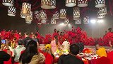 你不说是婚礼，我以为是谁登基呢