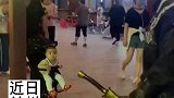 本以为男子有真功夫，没想到下一秒操作惊呆众人