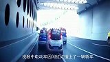 作死电车硬闯红灯，小轿车一脚油门教他如何做人！
