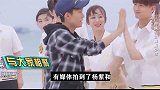 杨紫深夜聚会被拍，与友人在路上并排成人墙，还集体玩起丢手绢