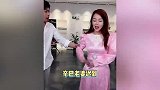 辛巴直播再引争议！连踢老婆5脚，女方脸色难看称自己家庭地位低